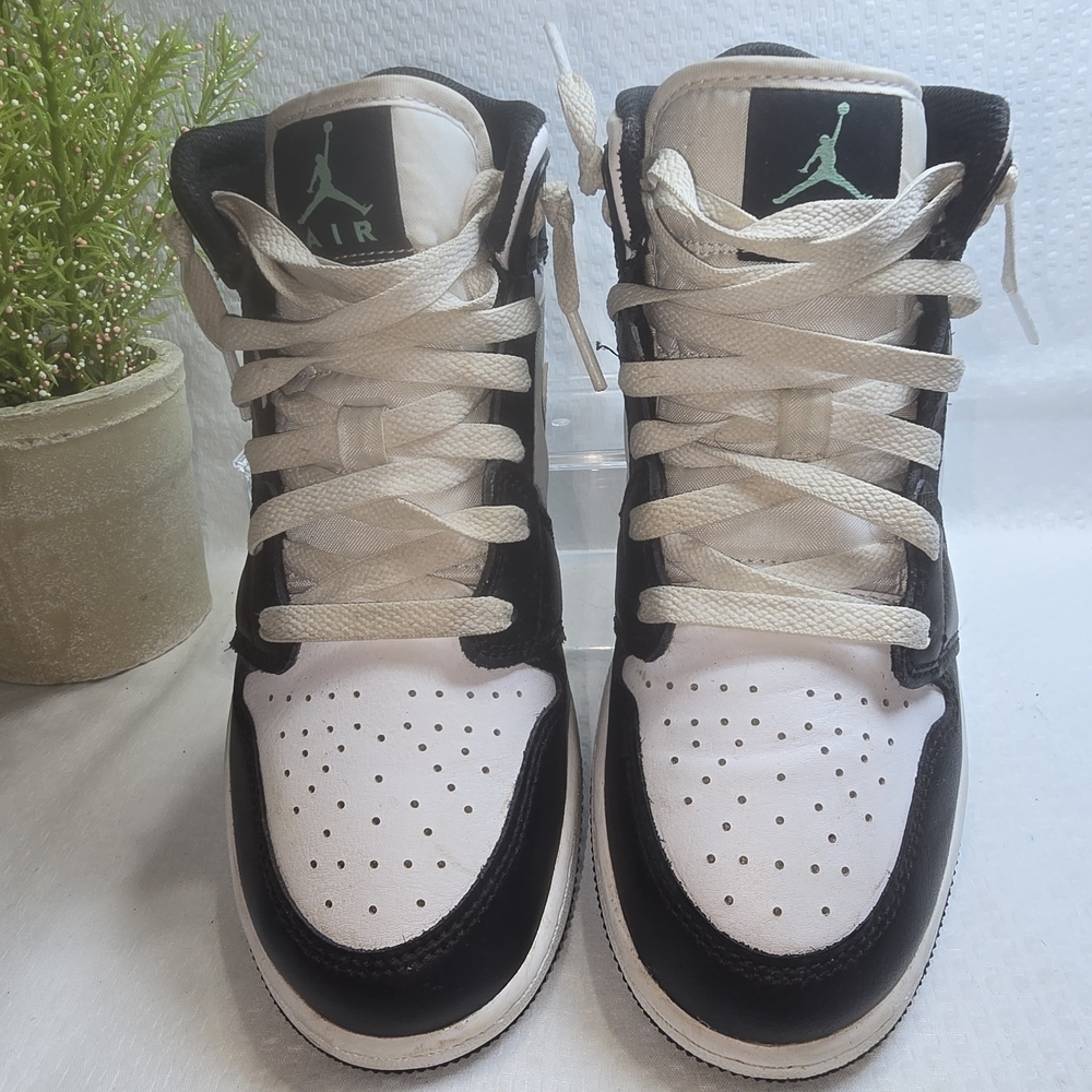NIKE AIR JORDAN 1 MID WHITE BLACK GREEN GLOW YOUTH SIZE 5 EUC - Picture 5 of 8